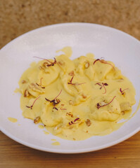 Un plato de pasta fresca casera italiana con salsas tipicas mediterraneas