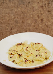 Un plato de pasta fresca casera italiana con salsas tipicas mediterraneas