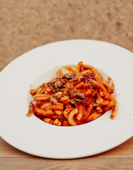 Un plato de pasta fresca casera italiana con salsas tipicas mediterraneas