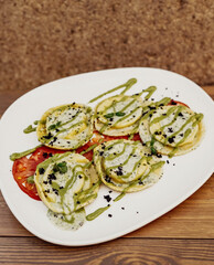 Un plato de pasta fresca casera italiana con salsas tipicas mediterraneas