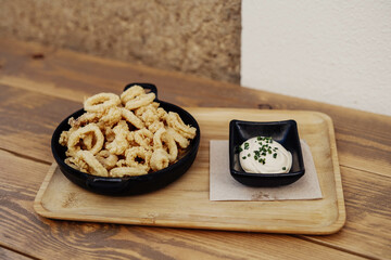Ración de aros de calamares fritos típicos españoles
