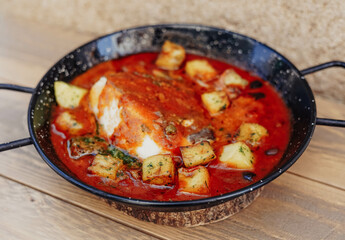 Casuela de bacalao y patatas en salsa