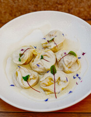 Un plato de pasta fresca casera italiana con salsas tipicas mediterraneas
