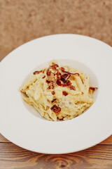 Un plato de pasta fresca casera italiana con salsas tipicas mediterraneas