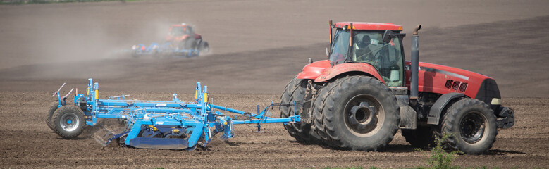 Obraz premium Tilling the soil: a tractor cultivator in action