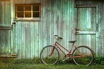 Fototapeta na wymiar Old bicycle leaning against grungy barn