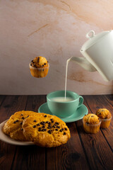 Galletas con cupcakes y leche