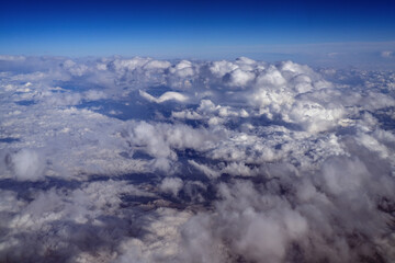 Himmel mit Wolken in der Atmosphäre am Morgen über den Alpen