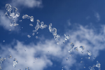 Wasserfontäne am Himmel einzelne Wasserstrahlen festgehalten