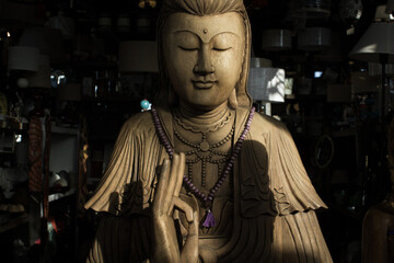 Naklejka premium Photograph of Buddha with a peaceful expression against a dark background with high contrasts