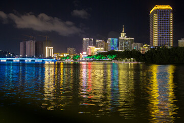 Chińskie miasto nocą, kolorowe światła .