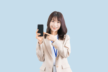 スマホを指差す笑顔の日本人ビジネスウーマン