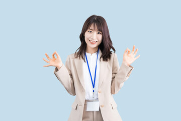 OKポーズをする笑顔の日本人ビジネスウーマン