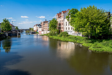 Obraz premium Opole Stare Miasto w słoneczny dzień kamieniczki w centrum
