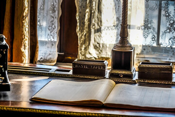 窓際の机に置かれた本