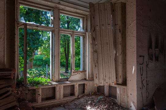 Exploring the Abandoned Beocin Manor A Hauntingly Beautiful Look into Serbia's Rich History