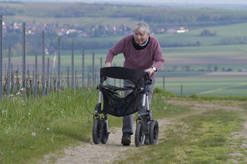 frau mit rollator unterwegs