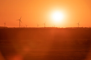Farma wiatrowa o zachodzie słońca  i punkt widokowy w okolicach Węgrowa  © smoku7979