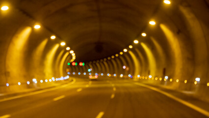Túnel para automóviles iluminado