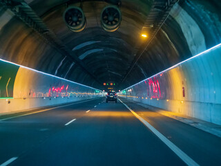 Túnel para automóviles iluminado