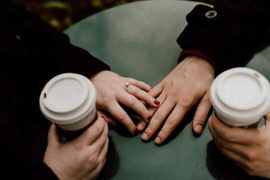 couple at streets of new York Bryant park hands engagement ring Starbucks coffee american usa love story Manhattan diamond