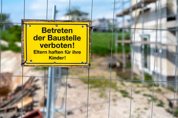 Baustelle mit dem Verbotsschild mit dem Text "Betreten der Baustelle verboten. Eltern haften für ihre Kinder!" in deutscher Sprache