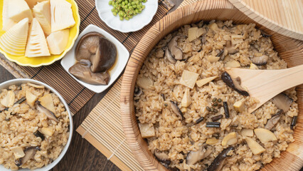 日本の山菜の炊き込みご飯イメージ｜タケノコ・椎茸・山椒の具材