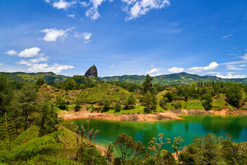 Fototapeta premium Scenic View of Rock of Guatapé with lake in the foreground | Embalse Guatapé 