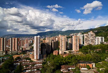 Obraz premium Scenic View of Medellin Colombia Skyline with Mountains in the Background 