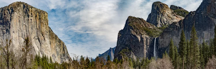 Rugzak Yosemite NP, CA, USA - March 29, 2022:  Majestic views of granite formations, waterfalls, lakes and streams located within this popular destination. © bullsiphoto