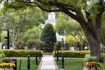 Pathway in Huntington Square Park in Downtown Summerville, South Carolina. Summerville is the birth place of sweet tea and has southern charm - obrazy, fototapety, plakaty