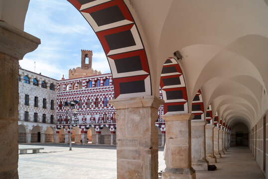 Imagen horizontal de la plaza alta de la ciudad de Badajoz, con la torre de Espantaperros al fondo.