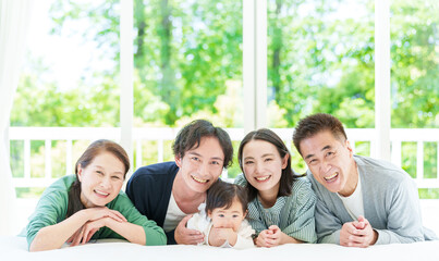 新生児と三世代家族のポートレート