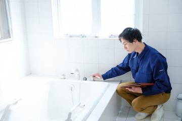 浴室を点検する作業員