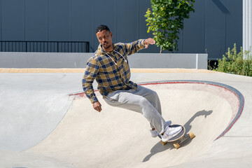 Surf skater performing a turn on a skatepark © homydesign
