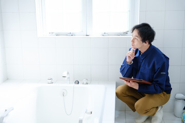 浴室を点検する作業員