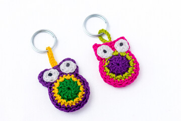 Keychains woven with crochet coin in the shape of owls, in various colors
