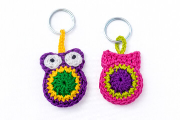 Keychains woven with crochet coin in the shape of owls, in various colors