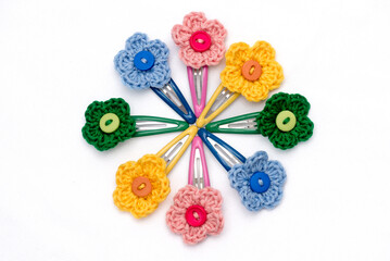 Hair clips with multicolored flowers woven with corchet