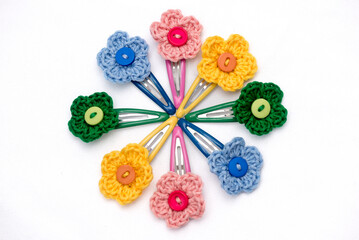 Hair clips with multicolored flowers woven with corchet