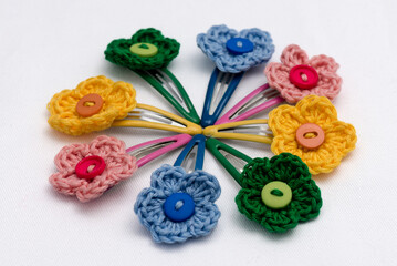 Hair clips with multicolored flowers woven with corchet