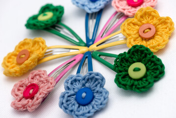 Hair clips with multicolored flowers woven with corchet