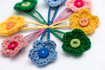 Hair clips with multicolored flowers woven with corchet