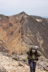 登山する女性