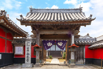 Obraz premium Nakatsu, Japan - Nov 26 2022: Goganji Temple (Red Wall Temple) established by daimyo Kuroda Yoshitaka and founded by the priest Kuyo, situated a little south of the center of the Tera-machi district