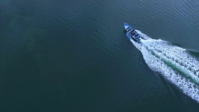 lancha con pescadores en el mar