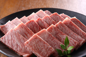 お皿に盛った黒毛和牛の焼肉用ロース