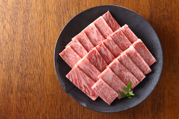お皿に盛った黒毛和牛の焼肉用ロース