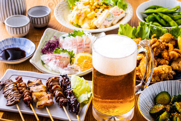 日本の居酒屋の生ビールと料理 © BRAD