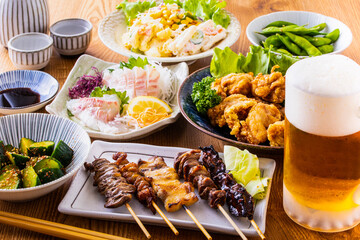 日本の居酒屋の生ビールと料理